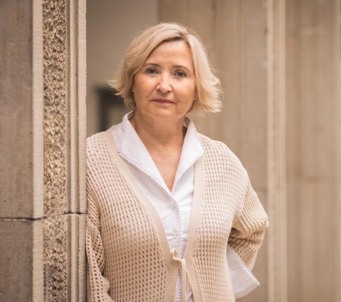 Beziehungscoachin Sabine Liebe im Portrait – lächelnd im professionellen Setting